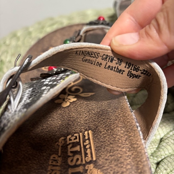 L’Artiste Kindness Gray/White Leather Floral Toe Ring Slide Comfort Sandal NWOB - Picture 8 of 10